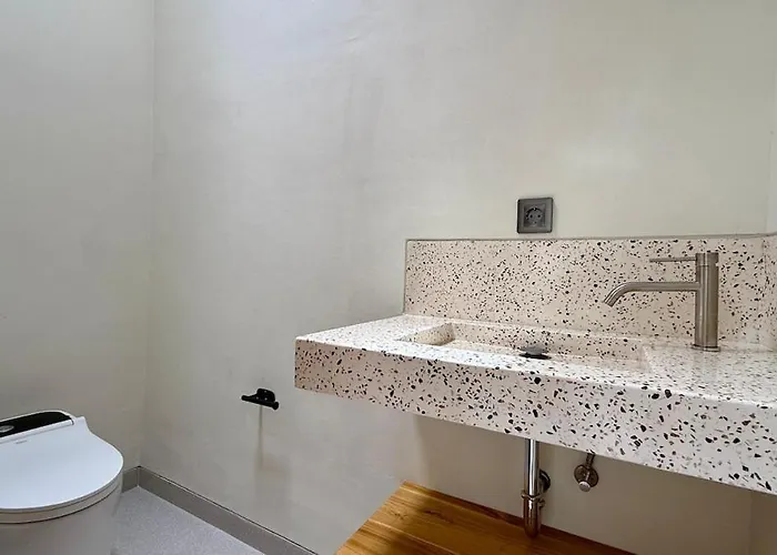 Modern 1br Pool View Walk To Apartamento Legian